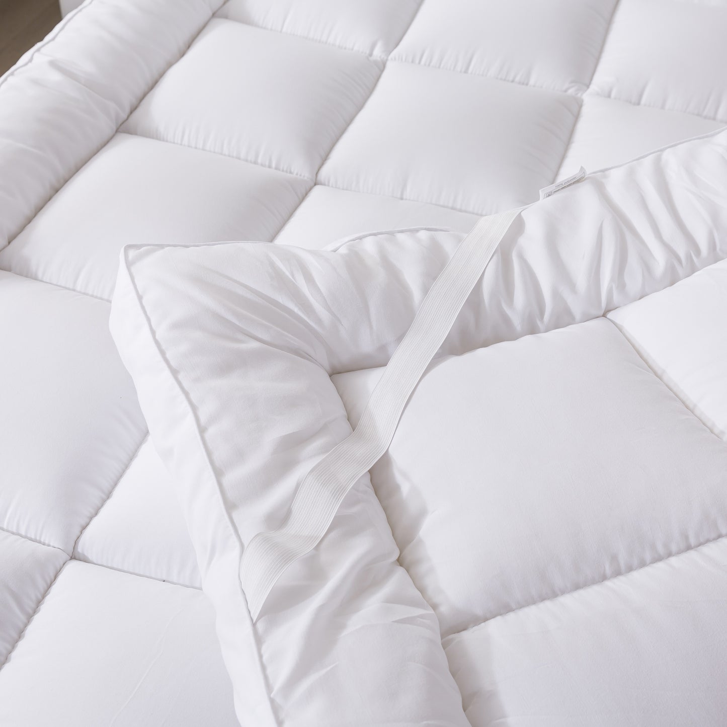 HIGH LIVING 4-Inch Mattress Topper – Hypoallergenic, Plush Polyester with Elastic Corners/Bedroom